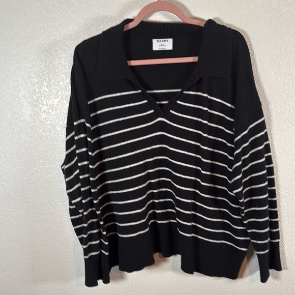 Old Navy Black and White Striped V-Neck Sweater - Picture 1 of 7